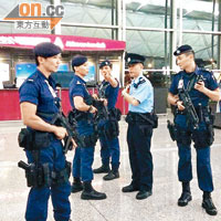特警出動<BR>機場特警荷槍實彈在場戒備及維持秩序。