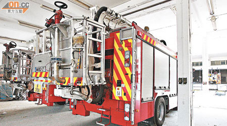 消防處○八年斥資七千萬元購入十七架法國製油壓升降台消防車，結果全部停用。