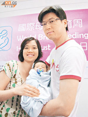葉潤珮靠丈夫蔡文龍協助，至今仍堅持餵哺母乳。