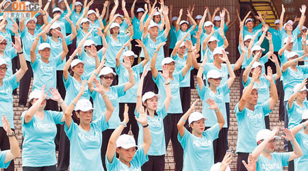 為響應世界肝炎日，三百名中國香港傳統武術總會弟子表演「新篇護肝八式」。（何天成攝）