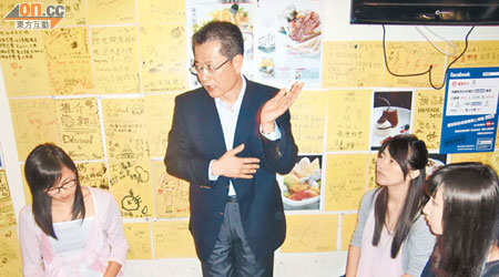 陳茂波（左二）喺甜品舖同青年人交流法援問題。（受訪者提供）