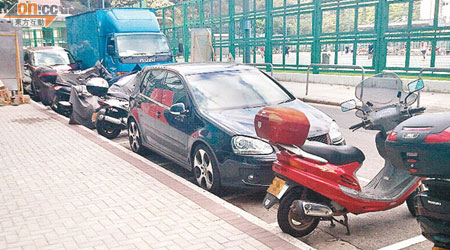 私家車佔用三輛電單車位停泊，警方卻稱並無發現。（讀者提供）