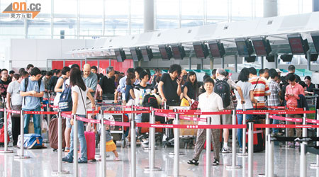 香港航空登機櫃位昨仍有大批乘客辦理登機手續。