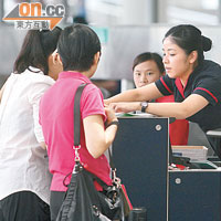 為應付航班不斷出現延誤，香港航空地勤人員不滿狂加班，變相「有返工無放工」。（張秋霞攝）