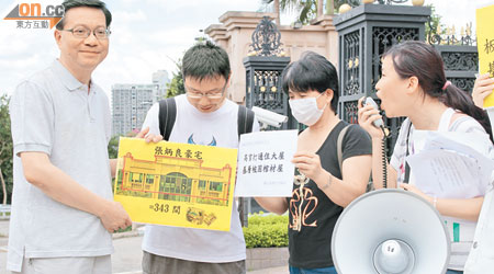 請願人士指張炳良（左）的相連單位達二千三百呎，質疑他聲稱負擔不起市區樓的說法。張炳良親自在門外接信及回應。（翁志偉攝）