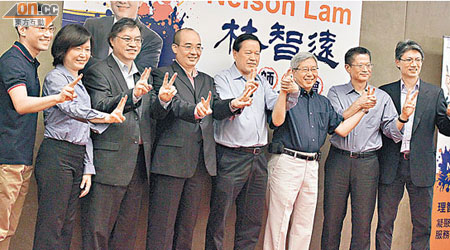 林智遠（左四）獲會計界猛人站台，包括陳茂波（右二）、李家祥（右三）及雷添良（右四）。