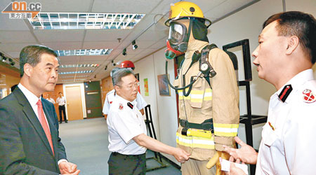 梁振英讚揚消防及救護人員遇到危急事故仍堅守崗位。