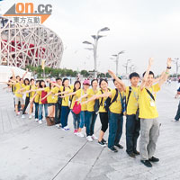 去年的北京之旅，學生到訪曾作為奧運場館的「鳥巢」時表現興奮。（康泰提供）