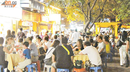 路德圍<BR>食肆於午市時段已開始佔用行人路擺放枱椅，晚市更會出現大排筵席盛況。