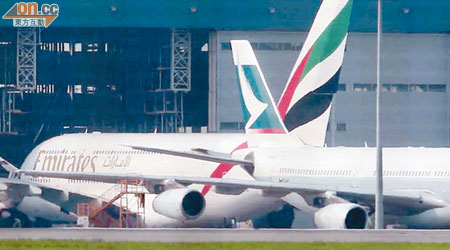 涉事的阿聯酋航空A380客機昨下午四時許仍在維修中心搶修。