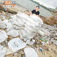 環保團體在三白灣一帶岸邊發現大批載滿聚丙烯的膠袋。（被訪者提供）
