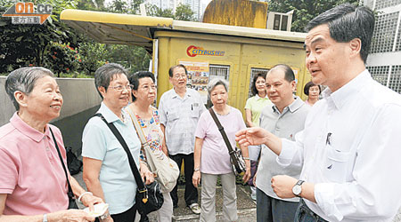 梁振英昨到巴士總站與市民交談，並視察兩元乘車計劃實施情況。