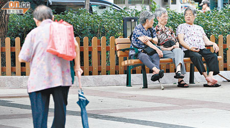 政府應未雨綢繆，制訂長遠人口政策應付人口老化帶來的問題。