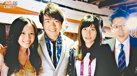 郎朗（左二）喺中國帆船上演奏，契姐張雅麗（左一）、郭晶晶（右二）及未婚夫霍啟剛專程上船打氣。（受訪者提供）