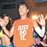 劉翔去年在一個公開場合參與舞蹈，表現趣怪。（資料圖片）