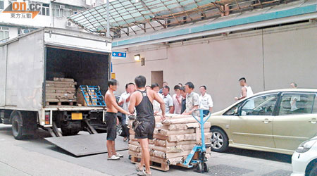 有網民曾在深水埗目擊逾七名內地人於貨車取屏風經過。