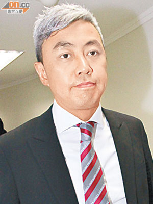 負責銷售THE ICON的中原高級營業董事李巍昨現身地監局。