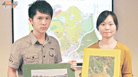 楊莉琪（右）及吳希文（左）建議政府勿以濕地公園作為塱原自然公園的發展藍圖。