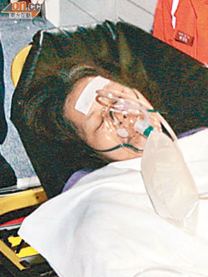 被燒傷的妻子送院時須戴上氧氣罩協助呼吸。（呂浩鋒攝）