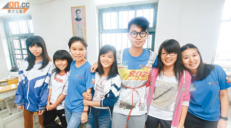 Carl（右三）身穿學生設計的報紙衫，師生樂也融融。