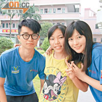 香港義工Carl（左）和Venus（右）到內地農村義教，體會良多，中為內地學生春夏。