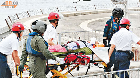 受傷男子被抬上直升機轉送市區醫院。（黃子源攝）