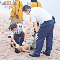 遇溺男童的屍體被沖上沙灘。（胡德威攝）