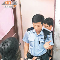 記者到肥花單位了解「屈錢」事件，剛巧有軍裝警員在上址離開，肥花未有回應。