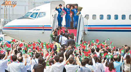 神舟九號航天代表團結束訪澳行程，搭飛機返內地。