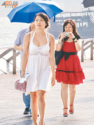 受強烈熱帶風暴「啟德」影響，本港昨日天氣酷熱，天文台錄得最高溫度達攝氏三十三點七度。（高嘉業攝）
