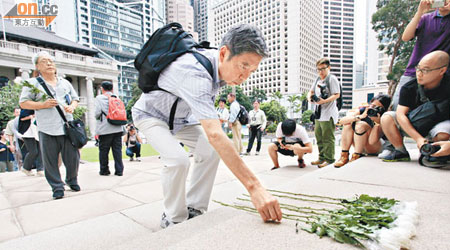 日本民間團體昨到中環和平紀念碑，向二次大戰的香港死難者致哀。（翁志偉攝）