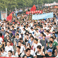 濟南<BR>濟南市民和學生自發走上街頭抗議。（中新社圖片）
