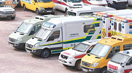 醫療輔助隊五部救護車購入逾年，仍停泊於停車場「曬太陽」。（朱先儒攝）
