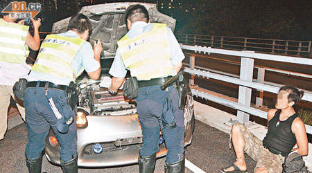 警員將涉案男子拘捕及檢查跑車。（楊日權攝）