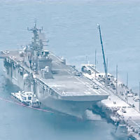 美軍兩棲攻擊艦「理查德號」在沖繩接載美國海軍與日本陸上自衞隊成員前往軍演。（電視畫面)