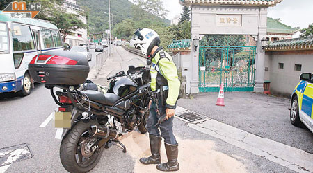 施志文的電單車在意外中受損及漏油。（陳錦揮攝）