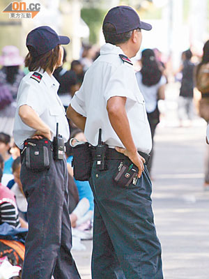 本港檢討最低工資水平，若通過上調，保安員等基層員工可獲加薪。（資料圖片）