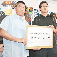 謝志恒（右）代表慘劇受害人及死者家屬，向菲律賓駐港總領事館代表遞交請願信。
