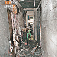 起火單位內有多間劏房，走廊的電箱嚴重焚毀。（左錦鴻攝）