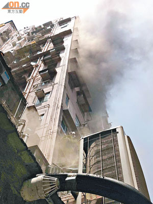 旺角一幢大廈的劏房起火，濃煙將大廈包圍。（讀者提供）