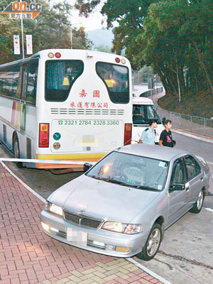 失車剷上行人路停下，警員在場調查。（沈厚錚攝）