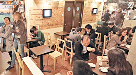 近年愈來愈多港人喜愛幫襯連鎖咖啡店。（資料圖片）