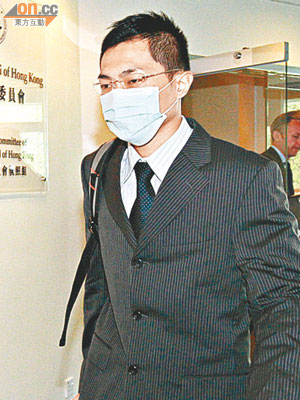 湯勇文仍舊戴上口罩到醫委會接受聆訊。（盧志燊攝）