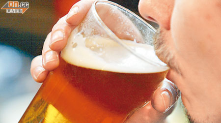 研究指飲用能量飲品前後，應避免喝酒，否則對人體有不良影響。（資料圖片）