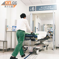 博愛醫院已暫停6N病房所有病人服務助理以胃管為病人餵食。（林少權攝）