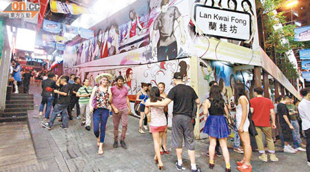 每逢周末，蘭桂坊街頭充斥不少外國夜蒲人士，場面熱鬧。