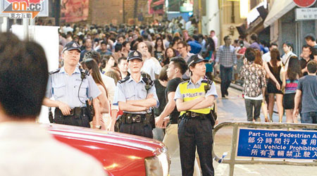 警方高調到蘭桂坊一帶巡查，打擊區內罪惡。   