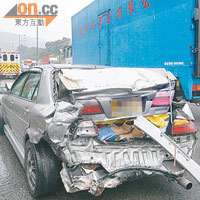 吐露港公路四車串燒意外中，一輛私家車車尾嚴重損毀。