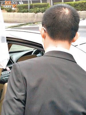 被告鄧文俊昨判刑後，登上朋友座駕離庭。