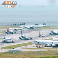 颱風過後，多架滯留於機場的航班等待重新出發。(受訪者提供)